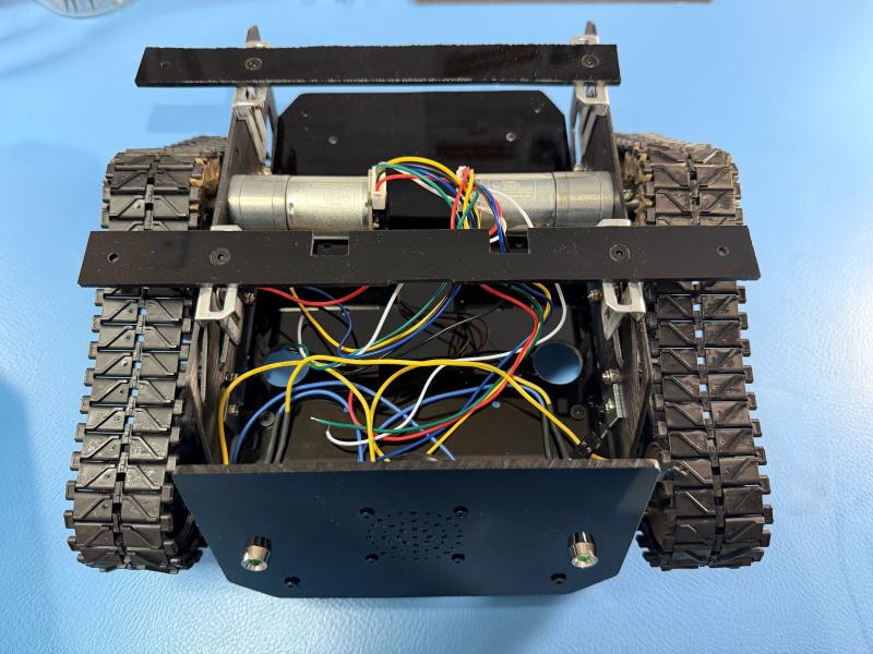 Robot Devastator modifié capot ouvert, vue sur les moteurs