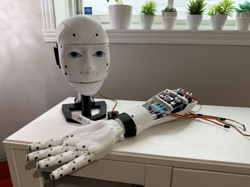 Tête et bras droit du projet de robot humanoïde InMoov