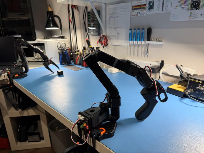 Lerobot *leader* construit, branché, calibré et testé.